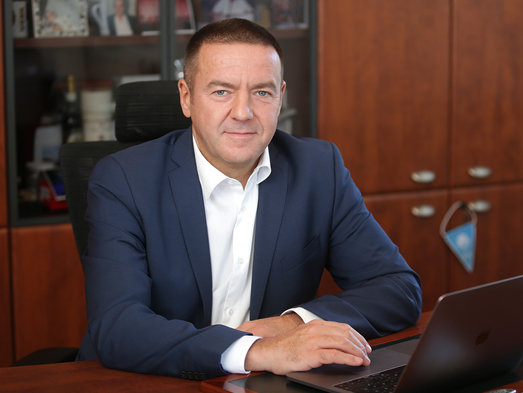 202602_web_janos_kep_523x393